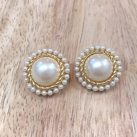 Vintage Signed Richelieu Gold Pearl Clip on Earrings - Picture 2 of 6